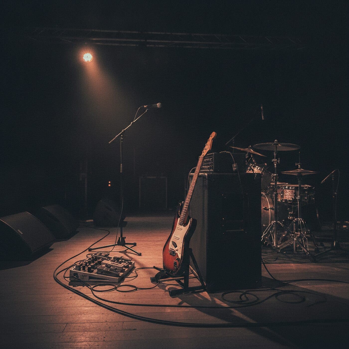 Bühne mit Gitarre, Verstärker und Schlagzeug kurz vor dem Soundcheck
